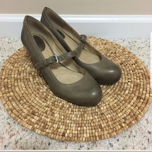 “Lois” Frye Leather Removable Strap Heels! 💥